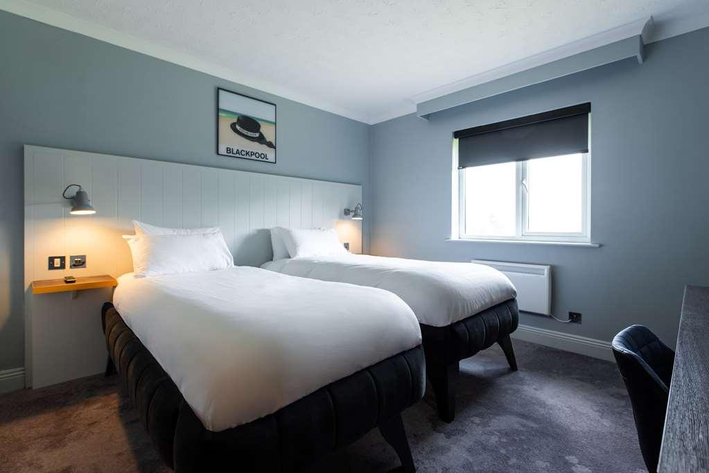 Village Hotel Blackpool Room photo